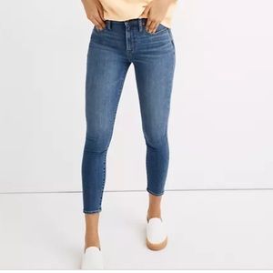 Almost New- High rise curvy crop in dalstrom